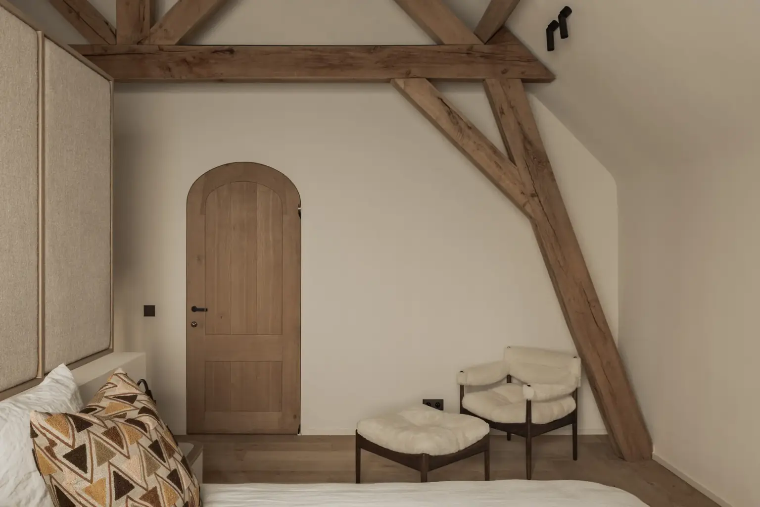 Slaapkamer met houten deur en zetels