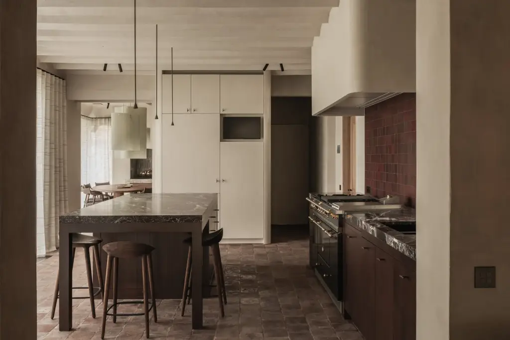Keuken met eiland en kookplaat in een ontworpen interieur