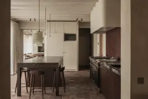 Keuken met eiland en kookplaat in een ontworpen interieur
