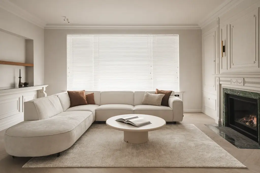 Woonkamer met ronde zetel en open haard
