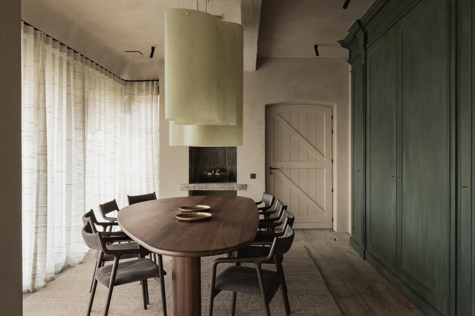 Eetkamer met langwerpige houten tafel