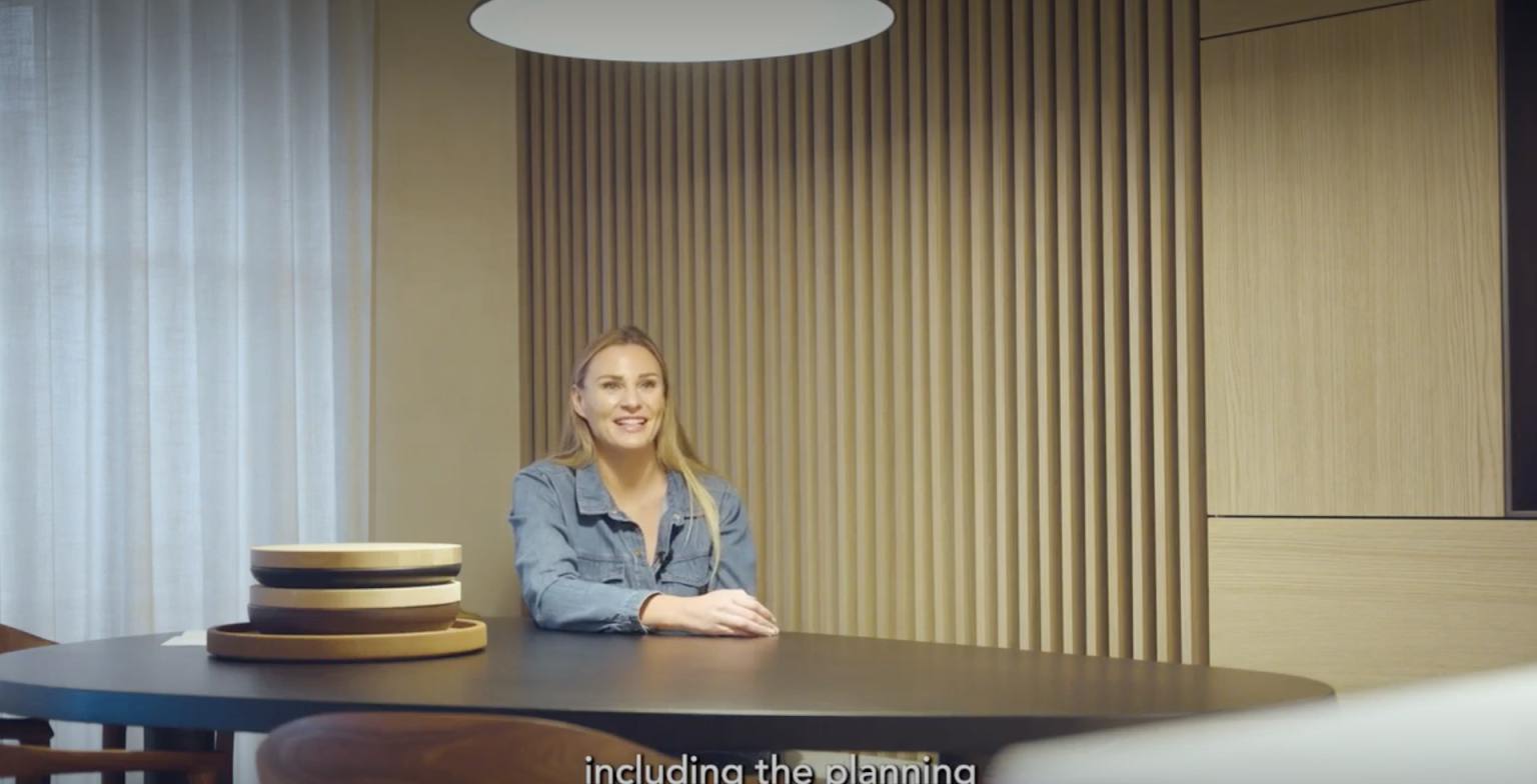 Laura Calleeuw aan een tafel