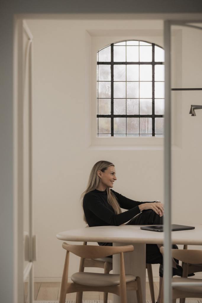 Portret in een ruime kamer