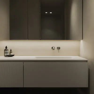 Zwevend wastafelmeubel met wandkraan en indirecte verlichting onder de spiegelkasten, Appartement in Nieuwpoort, interieur Laura Calleeuw