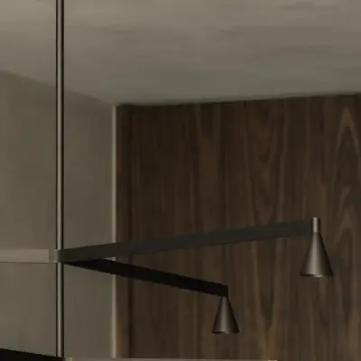 Hanglamp met kegelvormige spots tegen een wand in notelaarhout, Appartement in Nieuwpoort, interieur Laura Calleeuw