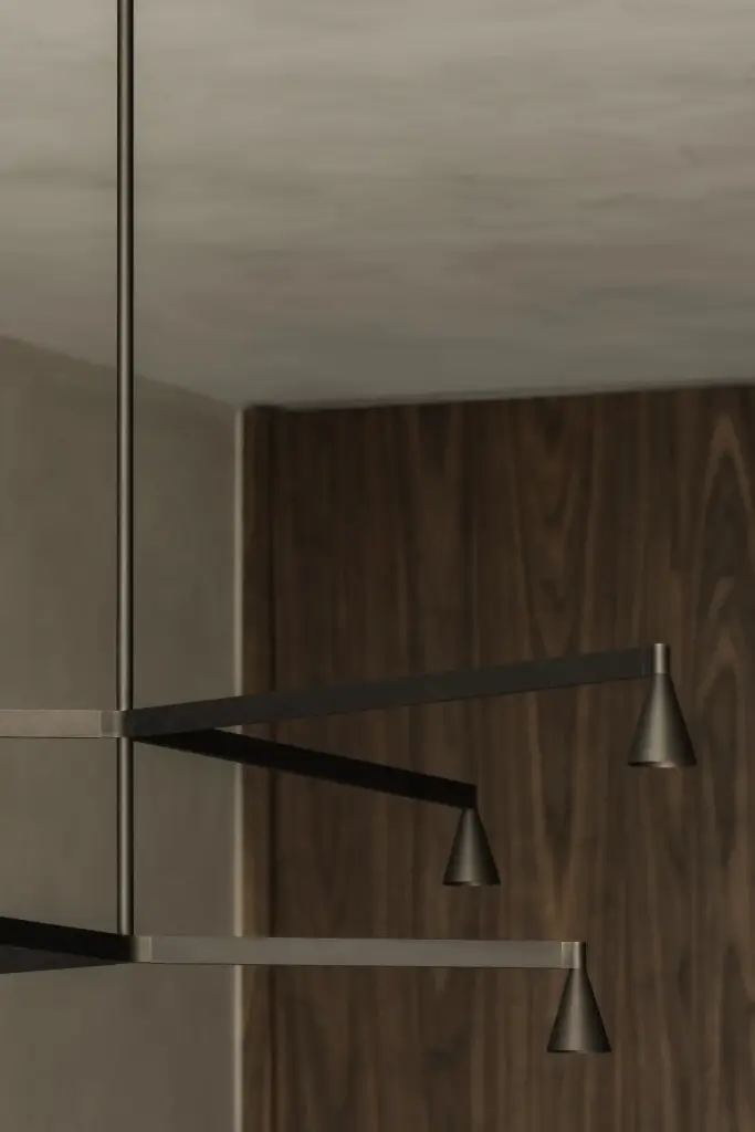 Hanglamp met kegelvormige spots tegen een wand in notelaarhout, Appartement in Nieuwpoort, interieur Laura Calleeuw