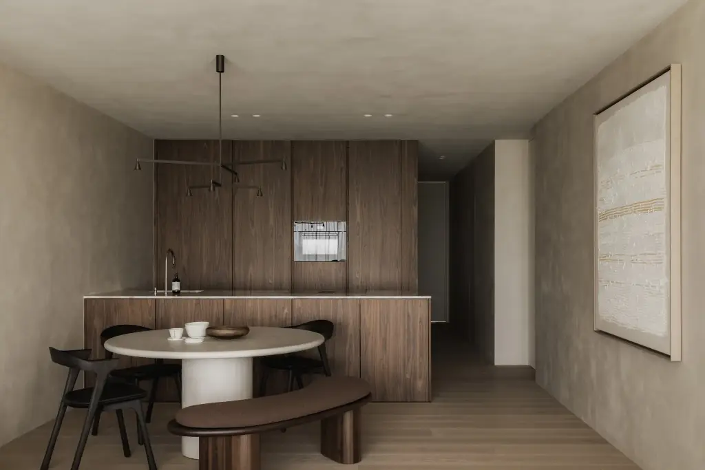 Keuken met houten wand, ronde eettafel en groot schilderij naast de gang, Appartement in Nieuwpoort, interieur Laura Calleeuw