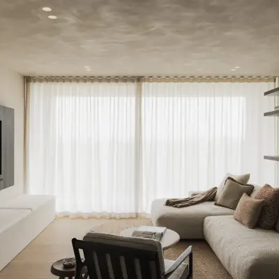 Leefruimte met donkere televisiewand, lage zitbank, sofa en gepleisterd plafond, Appartement in Nieuwpoort, interieur Laura Calleeuw