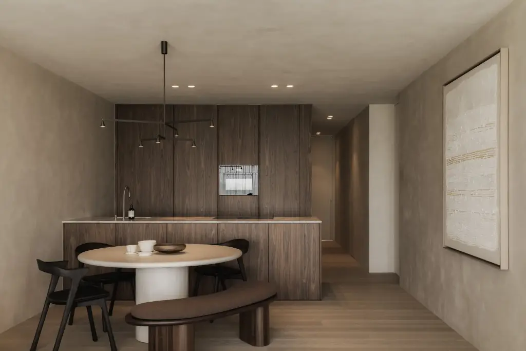 Open keuken en eethoek met doorkijk naar de gang en een kunstwerk aan de gepleisterde wand, Appartement in Nieuwpoort, interieur Laura Calleeuw