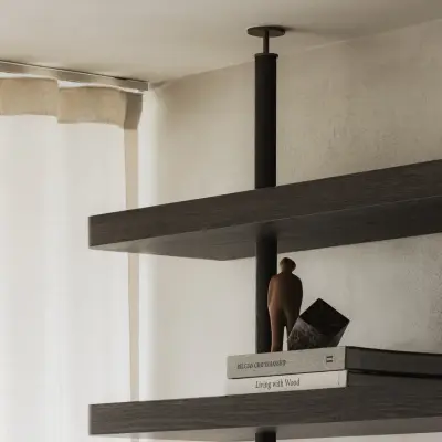 Detail van het rek in zwart staal dat tot aan het plafond loopt, Appartement in Nieuwpoort, interieur Laura Calleeuw