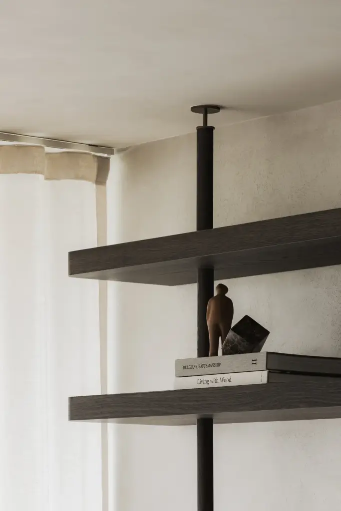Detail van het rek in zwart staal dat tot aan het plafond loopt, Appartement in Nieuwpoort, interieur Laura Calleeuw
