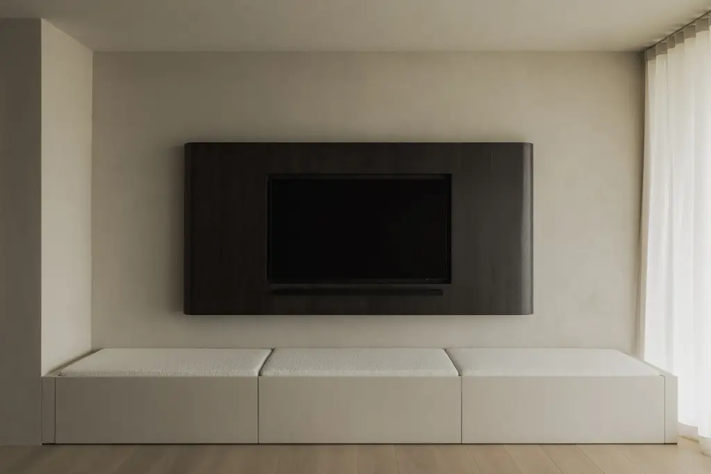 Donker houten televisiepaneel boven een lage zitbank in een nis, Appartement in Nieuwpoort, interieur Laura Calleeuw