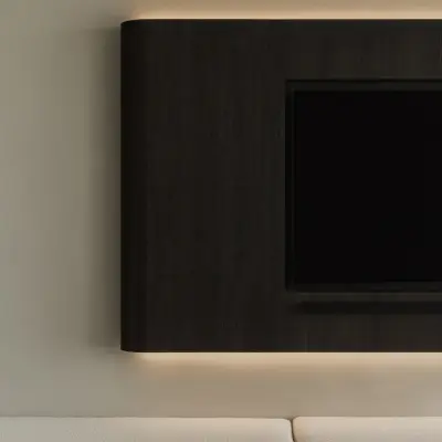 Detail van het televisiepaneel met indirecte verlichting boven de zitbank, Appartement in Nieuwpoort, interieur Laura Calleeuw