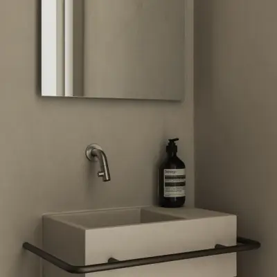 Kleine fontein met kraan, spiegel en zeepflesje in het toilet, Appartement in Nieuwpoort, interieur Laura Calleeuw