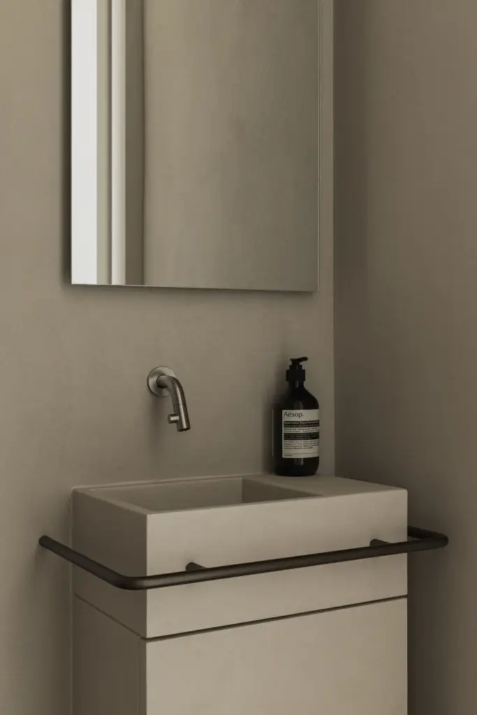 Kleine fontein met kraan, spiegel en zeepflesje in het toilet, Appartement in Nieuwpoort, interieur Laura Calleeuw