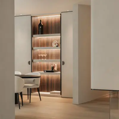 Doorkijk naar de eetkamer met verlichte kastnis langs de open haard, Gezinsvilla in Heusden-Zolder, interieur Laura Calleeuw