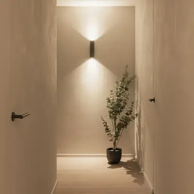 Gang met wandlamp, een plant en vlakke deuren, Gezinsvilla in Heusden-Zolder, interieur Laura Calleeuw