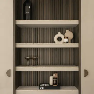 Kastnis met verticale houten ribbels, planken met decoratie en indirecte verlichting, Gezinsvilla in Heusden-Zolder, interieur Laura Calleeuw