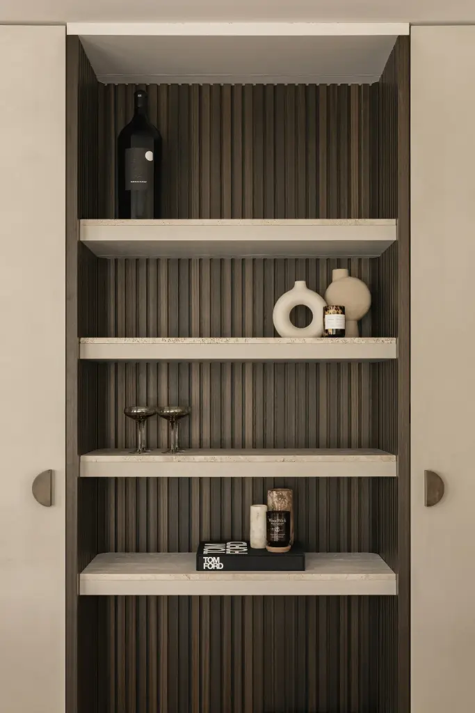 Kastnis met verticale houten ribbels, planken met decoratie en indirecte verlichting, Gezinsvilla in Heusden-Zolder, interieur Laura Calleeuw