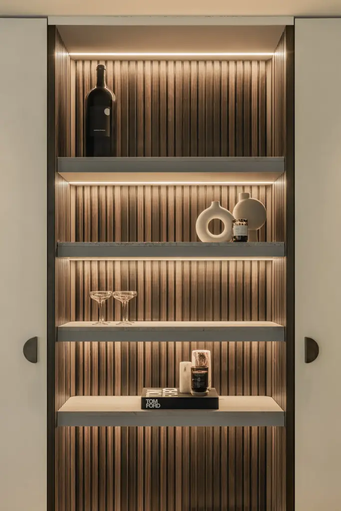 Kastnis met verticale houten ribbels, planken met decoratie en indirecte verlichting, Gezinsvilla in Heusden-Zolder, interieur Laura Calleeuw