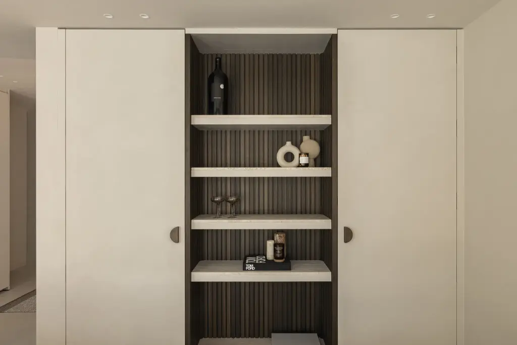 Kastenwand met open nis in houten ribbels en ronde grepen op de gepleisterde deuren, Gezinsvilla in Heusden-Zolder, interieur Laura Calleeuw