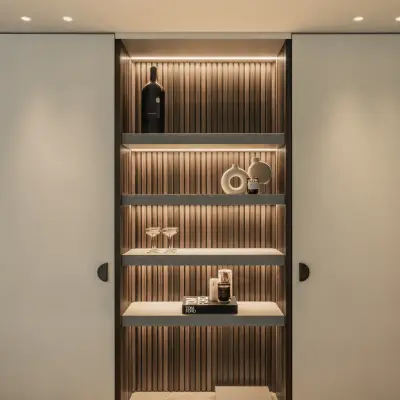 Kastenwand met open nis in houten ribbels en ronde grepen op de gepleisterde deuren, Gezinsvilla in Heusden-Zolder, interieur Laura Calleeuw