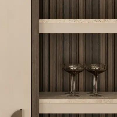 Detail van de kastnis met glazen op een natuurstenen plank, Gezinsvilla in Heusden-Zolder, interieur Laura Calleeuw