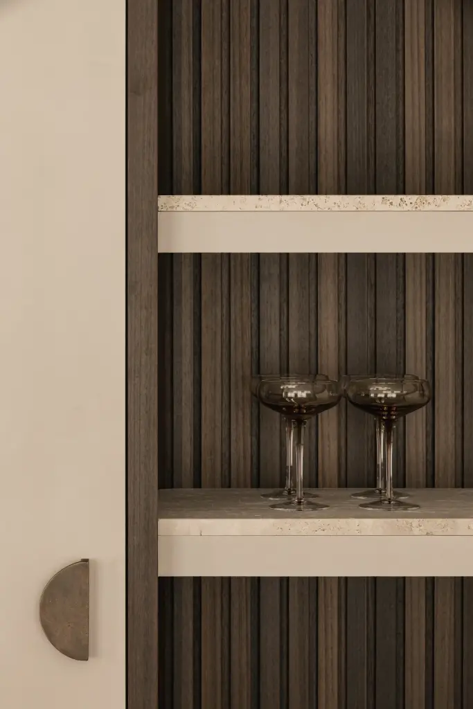 Detail van de kastnis met glazen op een natuurstenen plank, Gezinsvilla in Heusden-Zolder, interieur Laura Calleeuw