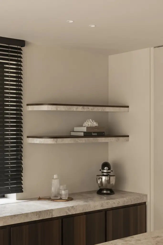 Koffiehoek met natuurstenen werkblad, wandplanken en een keukenmachine, Gezinsvilla in Heusden-Zolder, interieur Laura Calleeuw