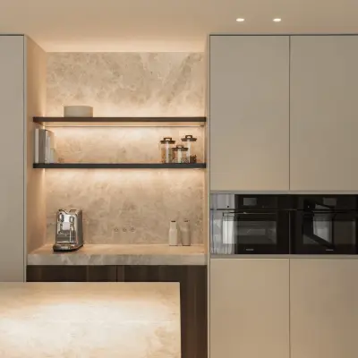 Koffiemachine en planken voor een natuurstenen achterwand met ledverlichting, Gezinsvilla in Heusden-Zolder, interieur Laura Calleeuw