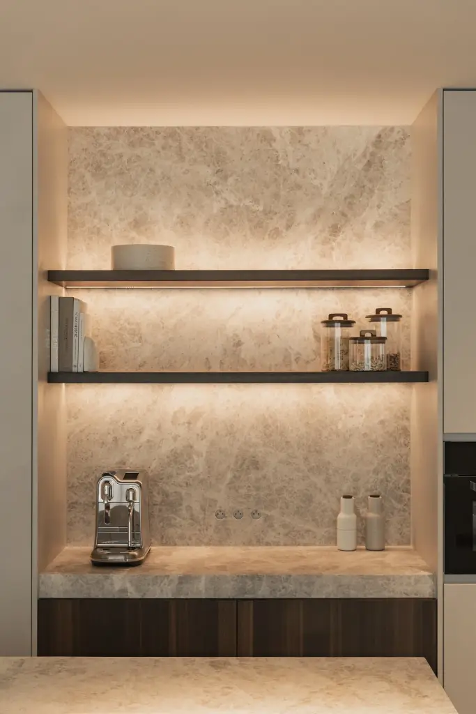 Nis met natuurstenen achterwand, planken, potten en een koffiemachine, Gezinsvilla in Heusden-Zolder, interieur Laura Calleeuw