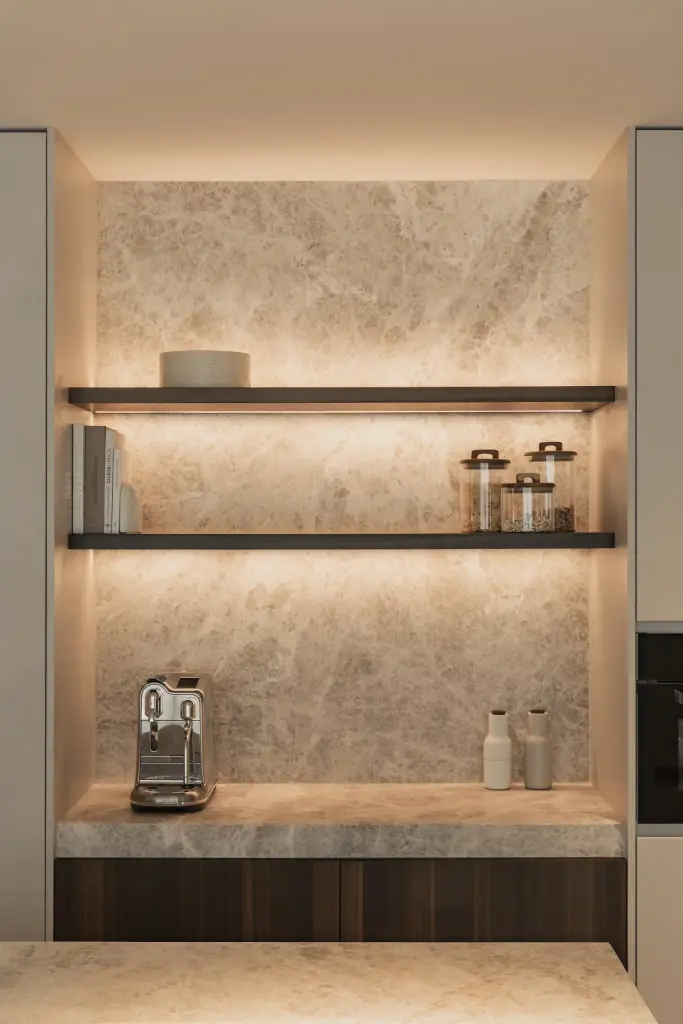 Nis met natuurstenen achterwand, planken, potten en een koffiemachine, Gezinsvilla in Heusden-Zolder, interieur Laura Calleeuw