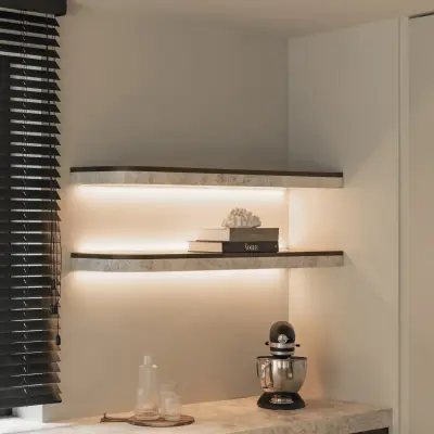 Verlichte planken boven een werkblad met keukenmachine naast een houten jaloezie, Gezinsvilla in Heusden-Zolder, interieur Laura Calleeuw