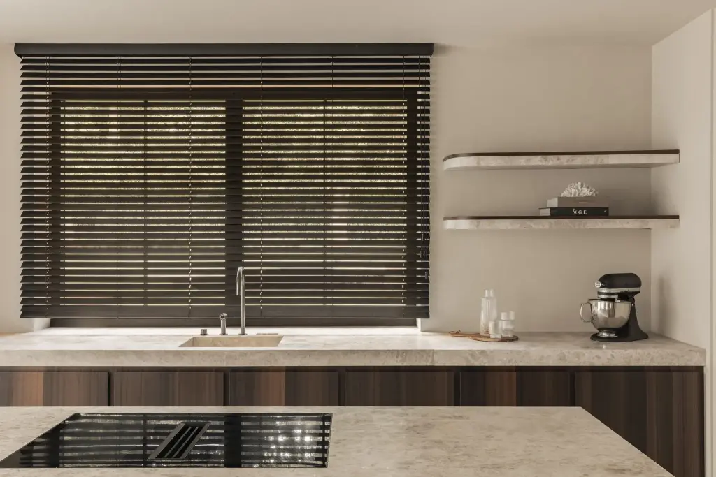 Keuken met spoelbak onder een groot raam met jaloezie, wandplanken en keukenmachine, Gezinsvilla in Heusden-Zolder, interieur Laura Calleeuw