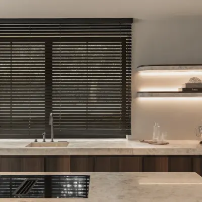 Keuken met spoelbak onder een groot raam met jaloezie, wandplanken en keukenmachine, Gezinsvilla in Heusden-Zolder, interieur Laura Calleeuw