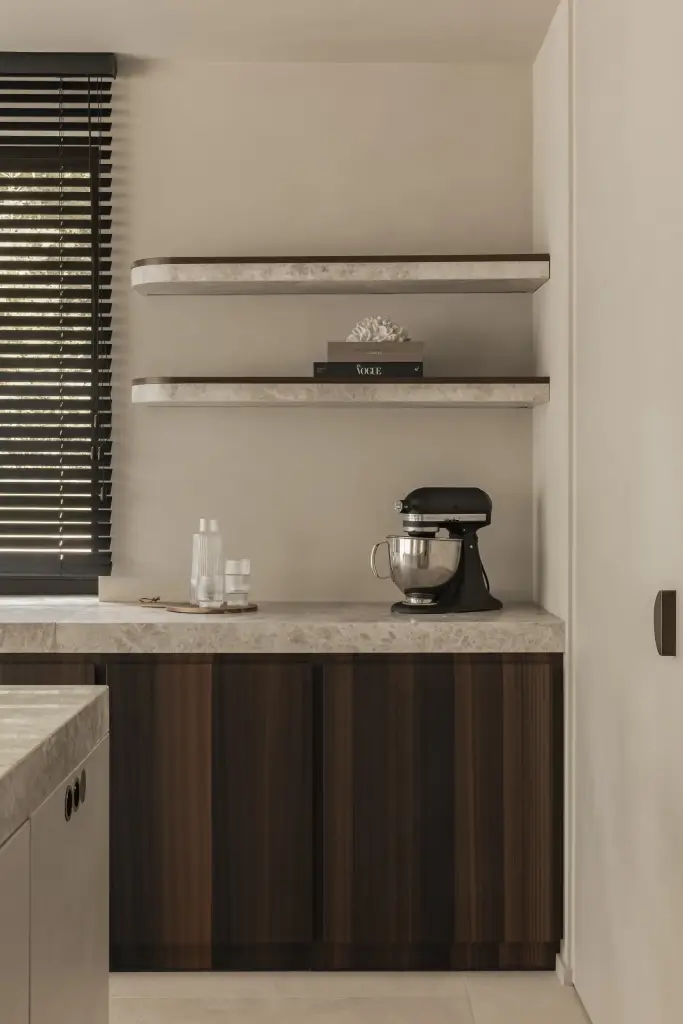 Keukenhoek met werkblad, planken en een keukenmachine, Gezinsvilla in Heusden-Zolder, interieur Laura Calleeuw