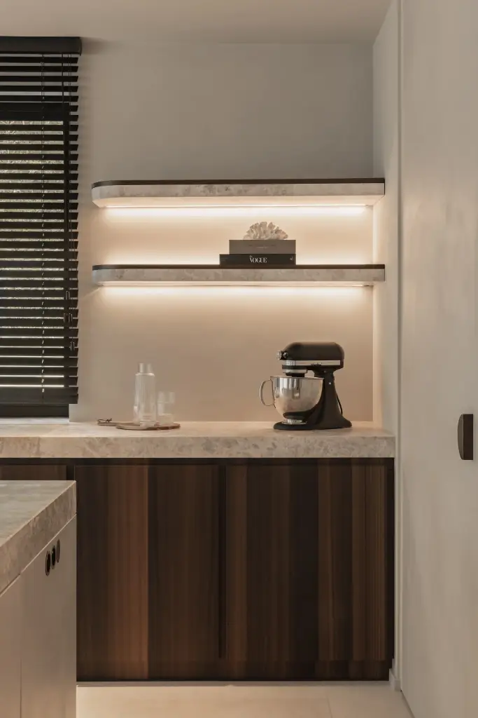 Keukenhoek met werkblad, verlichte planken en een keukenmachine, Gezinsvilla in Heusden-Zolder, interieur Laura Calleeuw