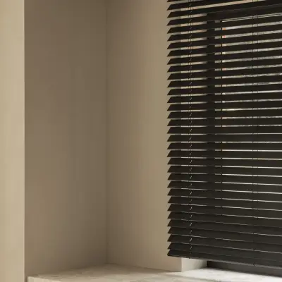 Hoek van de keuken met natuurstenen werkblad voor een raam met jaloezie, Gezinsvilla in Heusden-Zolder, interieur Laura Calleeuw