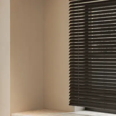 Hoek van de keuken met natuurstenen werkblad voor een raam met jaloezie, Gezinsvilla in Heusden-Zolder, interieur Laura Calleeuw