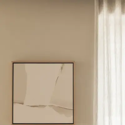 Kunstwerk aan een gepleisterde wand naast vitrage, Gezinsvilla in Heusden-Zolder, interieur Laura Calleeuw