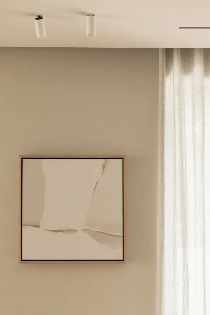Kunstwerk aan een gepleisterde wand naast vitrage, Gezinsvilla in Heusden-Zolder, interieur Laura Calleeuw