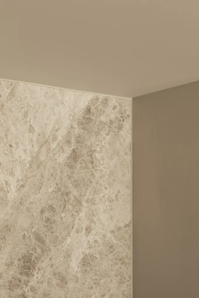 Detail van een hoek in gevlamd natuursteen, Gezinsvilla in Heusden-Zolder, interieur Laura Calleeuw