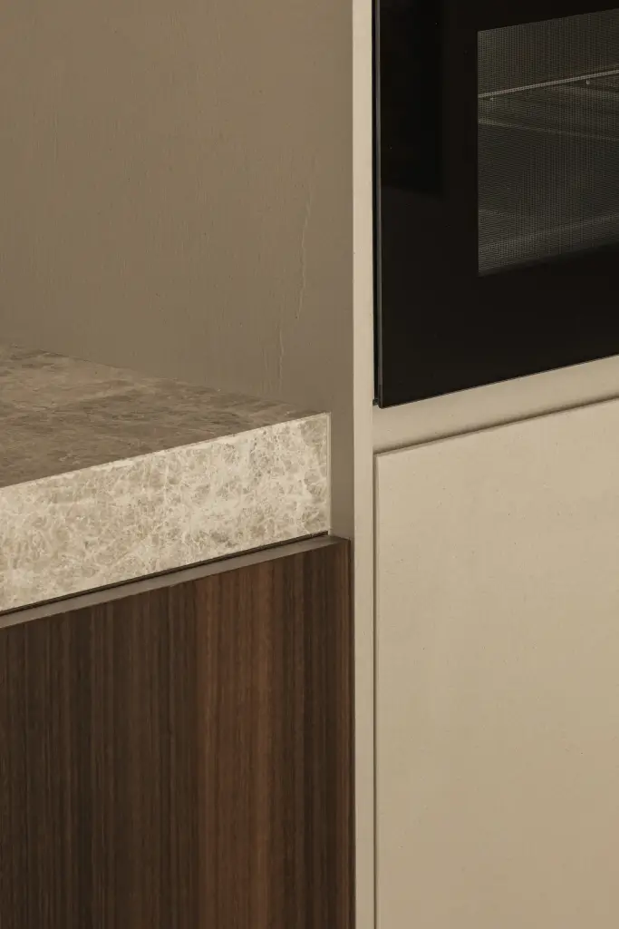 Rand van het natuurstenen werkblad naast een inbouwoven, Gezinsvilla in Heusden-Zolder, interieur Laura Calleeuw