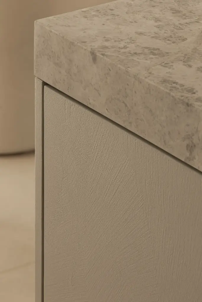 Detail van de rand van een natuurstenen werkblad op kastdeuren, Gezinsvilla in Heusden-Zolder, interieur Laura Calleeuw
