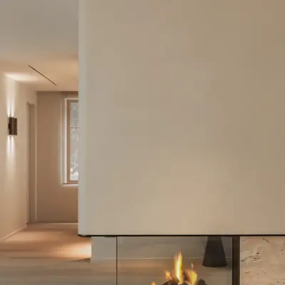 Open haard met zicht op de gang en een wandlamp, Gezinsvilla in Heusden-Zolder, interieur Laura Calleeuw