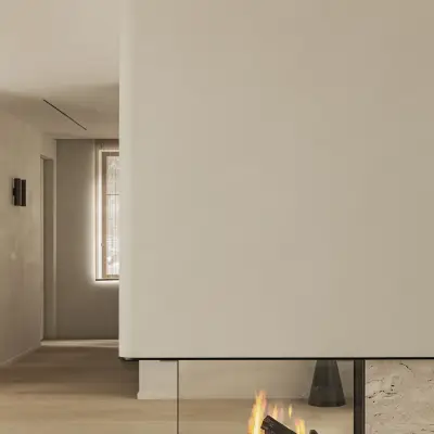 Open haard in een gepleisterd volume met doorkijk naar de leefruimte, Gezinsvilla in Heusden-Zolder, interieur Laura Calleeuw