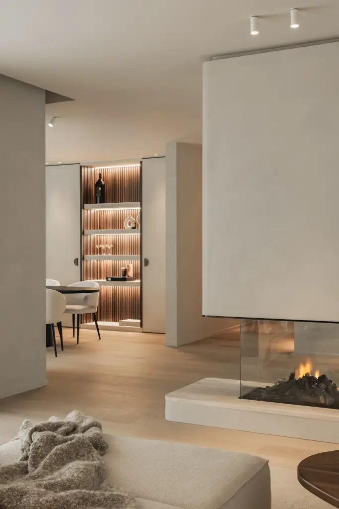 Tweezijdige open haard met vuur in een gepleisterd volume, Gezinsvilla in Heusden-Zolder, interieur Laura Calleeuw