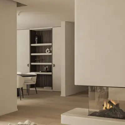 Tweezijdige open haard met vuur in een gepleisterd volume, Gezinsvilla in Heusden-Zolder, interieur Laura Calleeuw