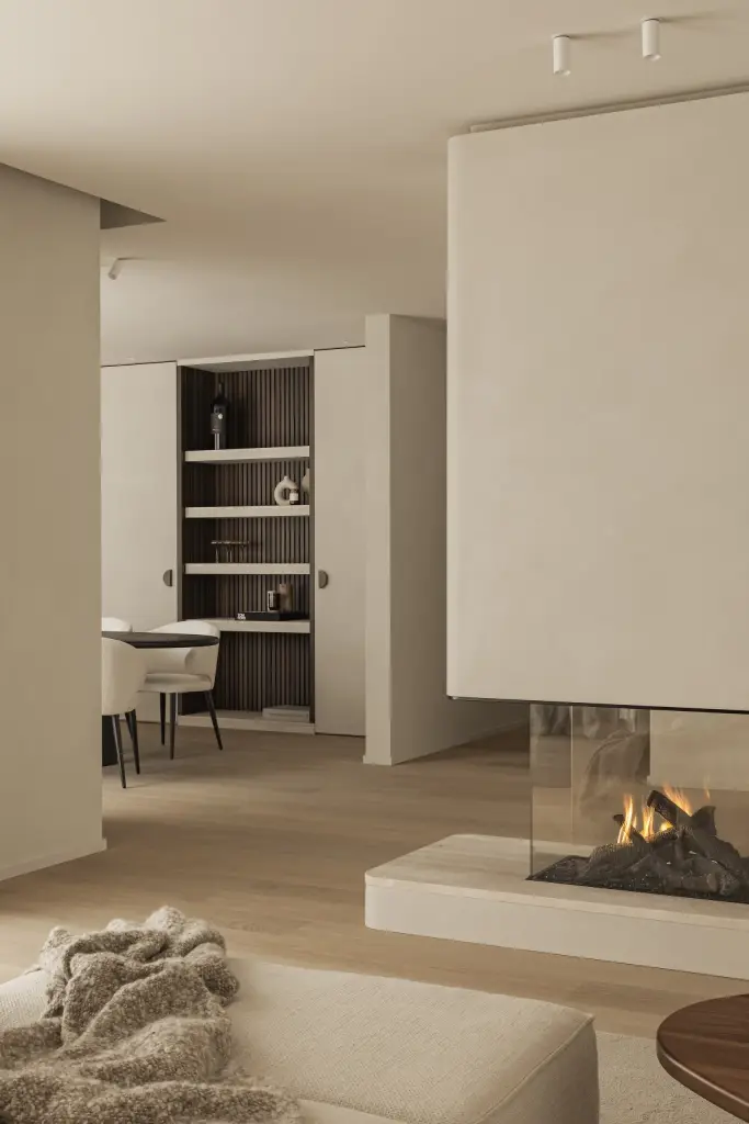 Tweezijdige open haard met vuur in een gepleisterd volume, Gezinsvilla in Heusden-Zolder, interieur Laura Calleeuw