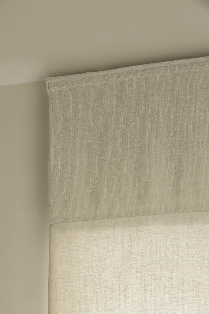 Detail van een linnen roman blind in de badkamer, Gezinsvilla in Heusden-Zolder, interieur Laura Calleeuw